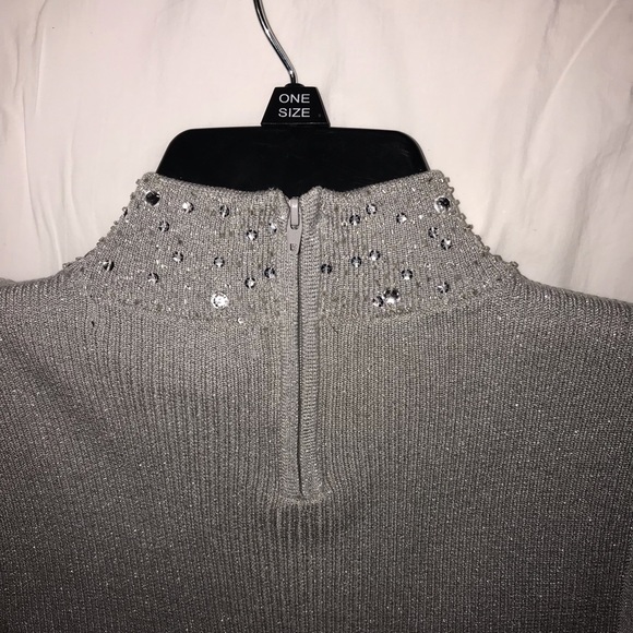 Silver knit with beaded collar embellishment. - Picture 7 of 8
